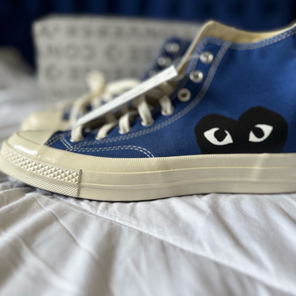 Comme de Garçons-Converse Blue and White High-Top Sneakers with Retro Style